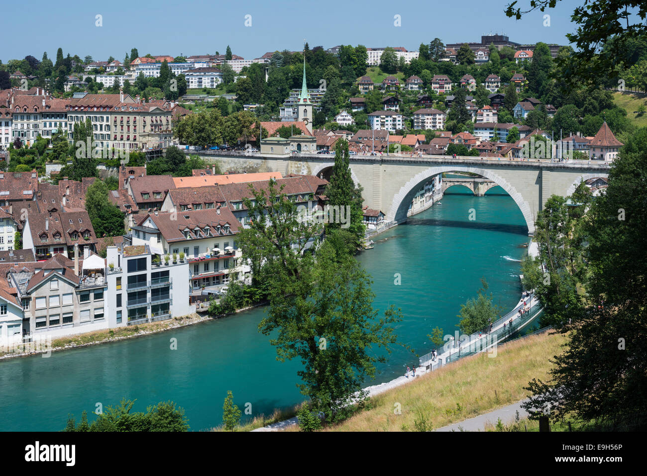 Vista del centro storico con il fiume Aar o del fiume Aare con il ponte di Nydegg, Berna, il Cantone di Berna, Svizzera Foto Stock