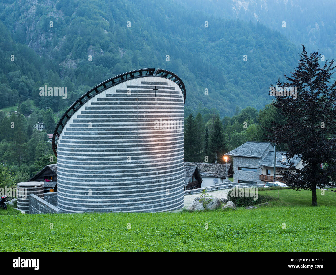 Chiesa Parrocchiale di San Giovanni Battista, architettura moderna da Mario Botta, Mogno, Lavizzara del Canton Ticino, Svizzera Foto Stock