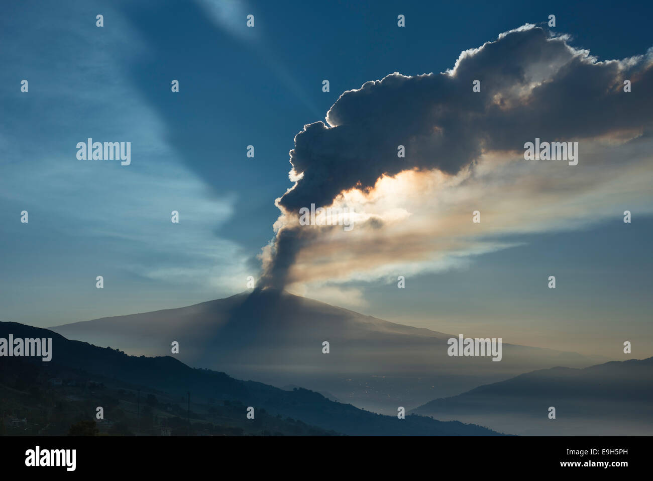 Colonna eruttiva sopra il nuovo cratere di sud-est al mattino, Etna, a Cesarò, Sicilia, Italia Foto Stock