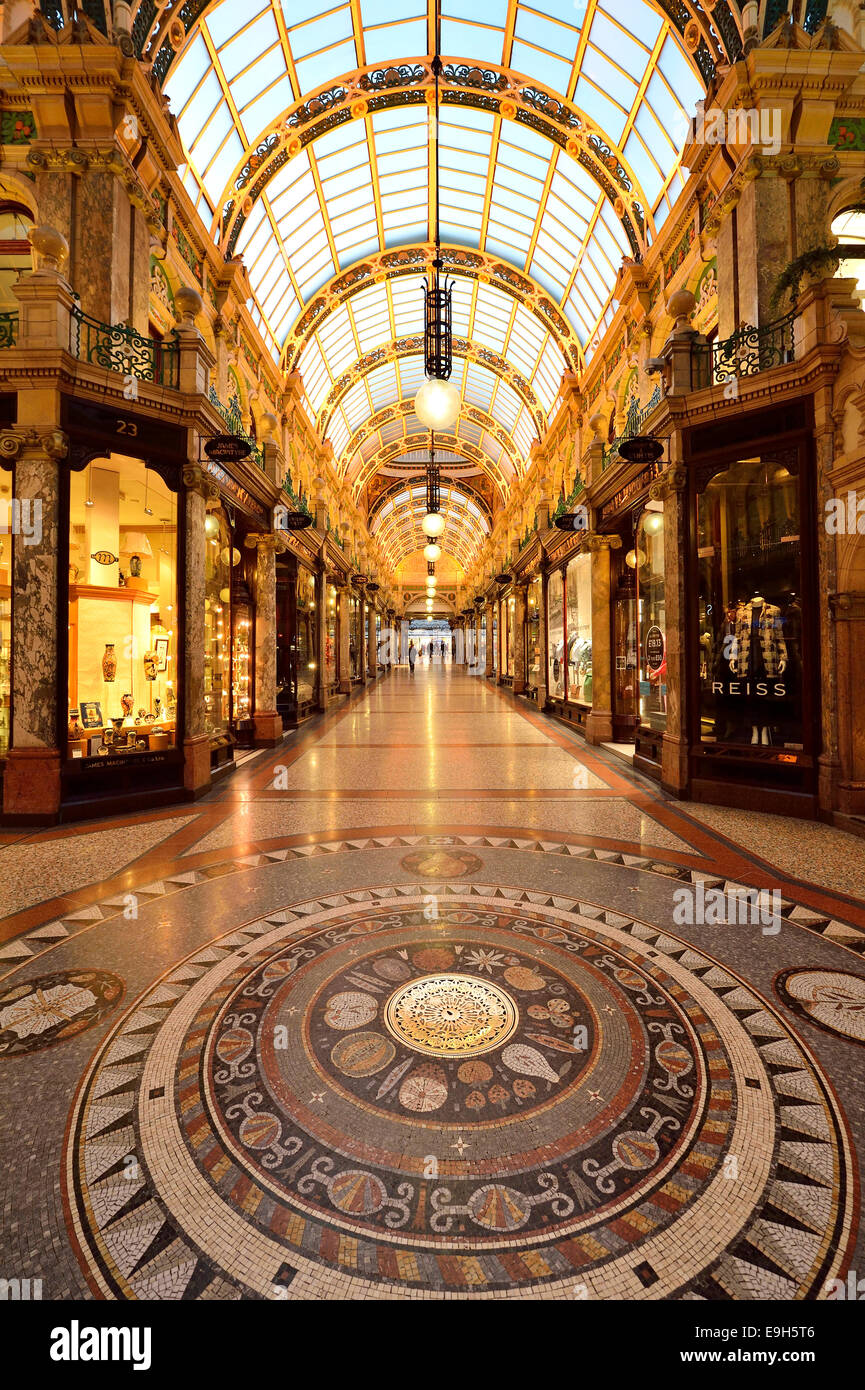 County Arcade con pavimento a mosaico, Victoria Quarter, Leeds, West Yorkshire, Inghilterra, Regno Unito Foto Stock