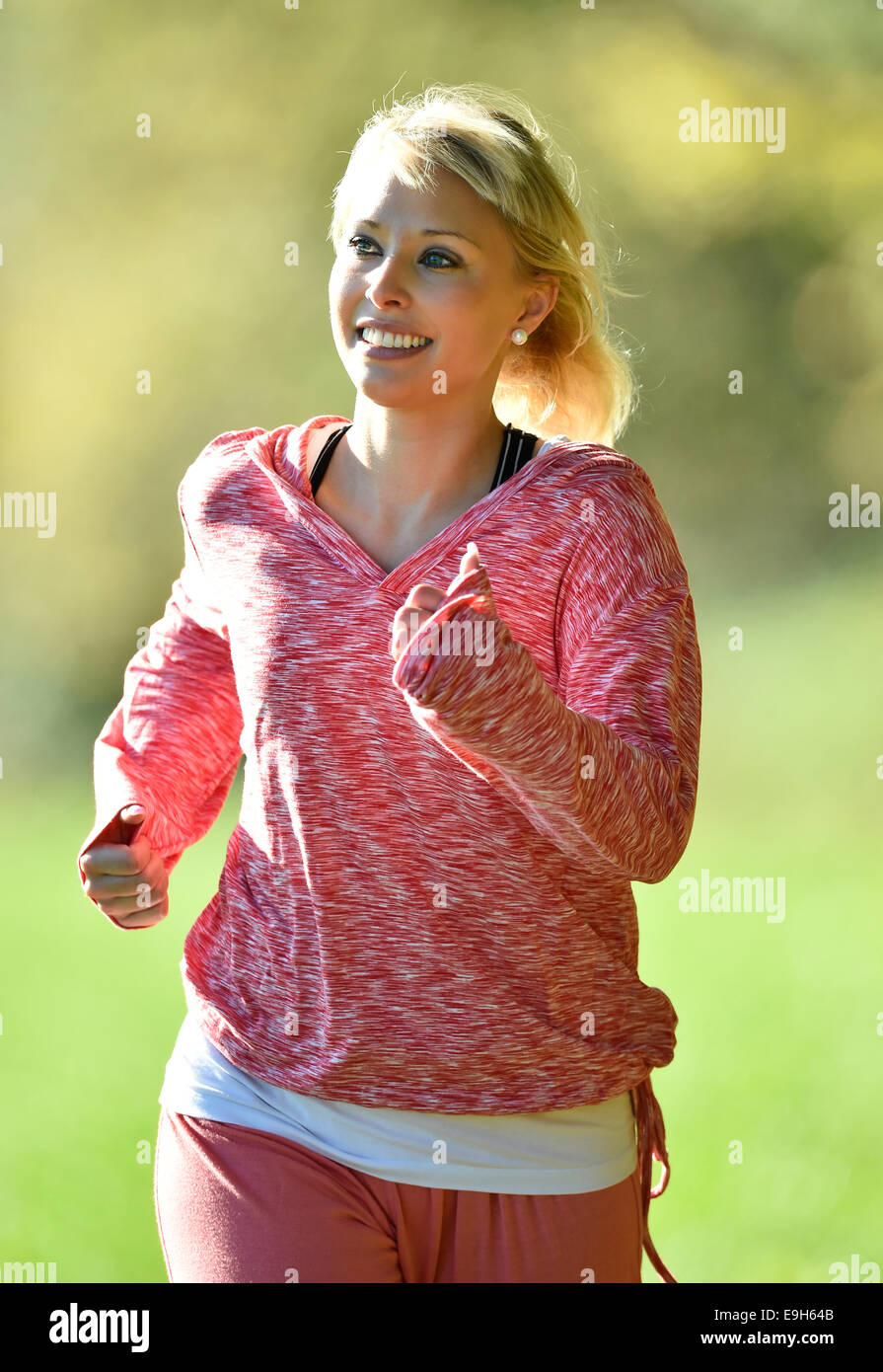 Giovane donna jogging, Germania Foto Stock
