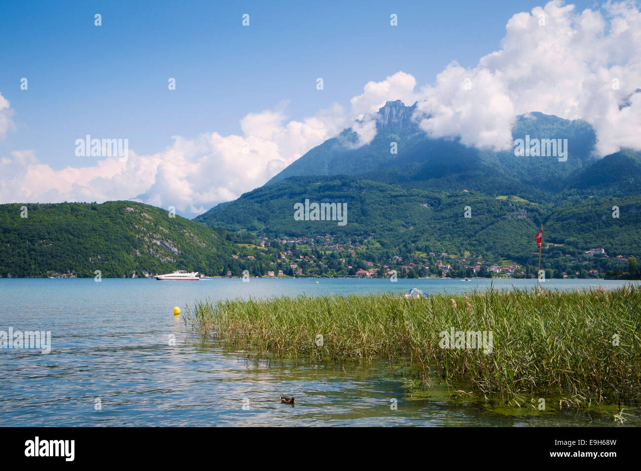 Panorama del lago di Annecy, Francia dal villaggio di Duingt guardando in direzione di Talloires Foto Stock