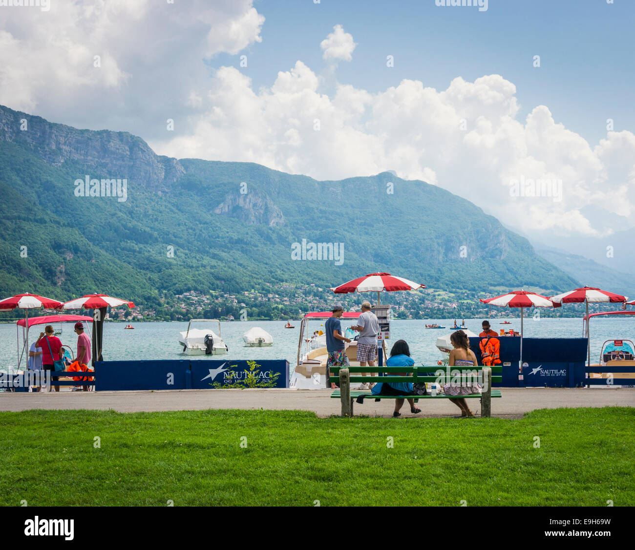 Lakeside presso il lago di Annecy, Francia, Europa con Mont Baron dietro Foto Stock