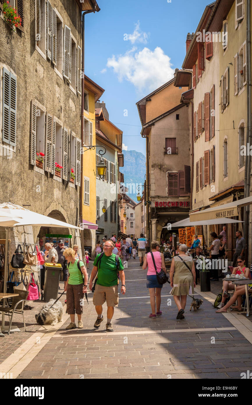 I turisti nelle stradine della città vecchia di Annecy, Francia, Europa - in estate Foto Stock