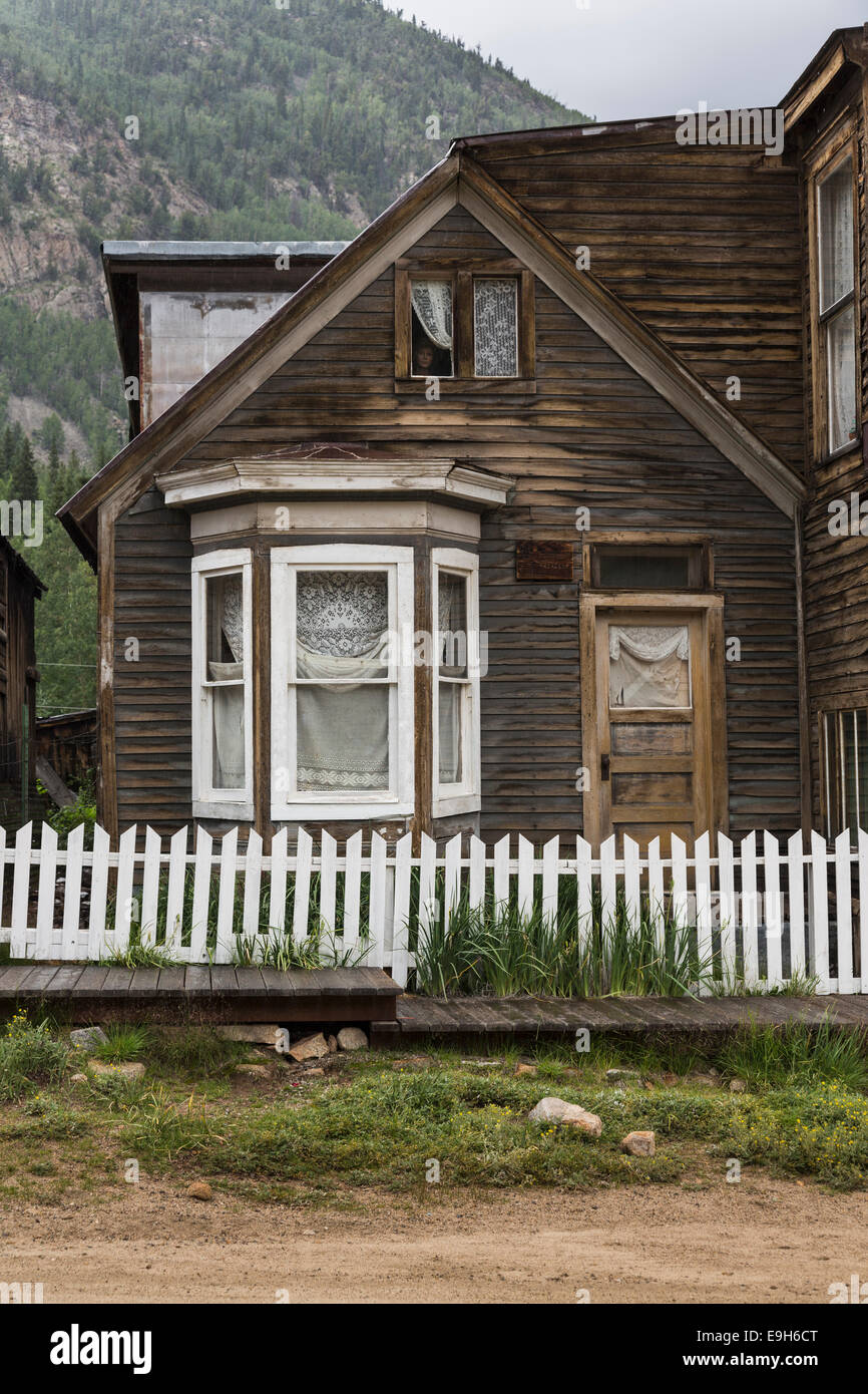 Vecchio Haunted House nella città fantasma di St Elmo, Colorado, Stati Uniti d'America - con il manichino di fronte alla finestra Foto Stock