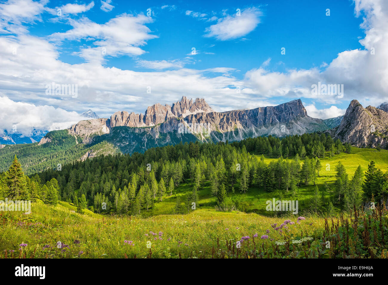 Lastoi de Formin montagna con cielo blu e nuvole, Croda da Lago sul retro, Dolomiti, Veneto, Italia Foto Stock