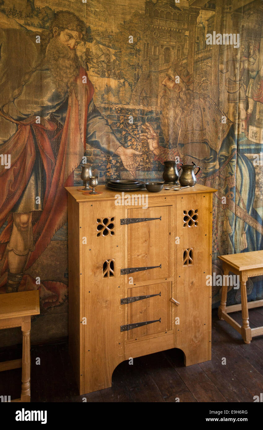 Regno Unito, Inghilterra, Wiltshire, Avebury Manor, Tudor sala da pranzo, nuovo cabinet in legno di quercia con fatti a mano le cerniere in metallo Foto Stock