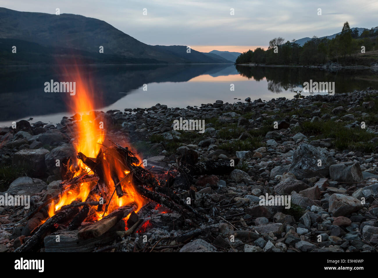 Campfire a Loch Arkaig, Fort William, Highlands, Scotland, Regno Unito Foto Stock