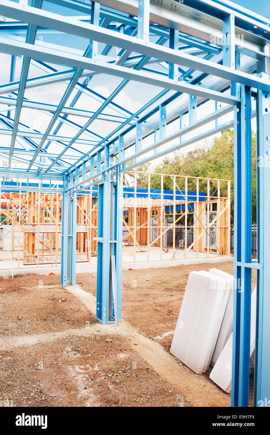 Nuova casa in costruzione utilizzando telai di acciaio con isolamento Foto Stock