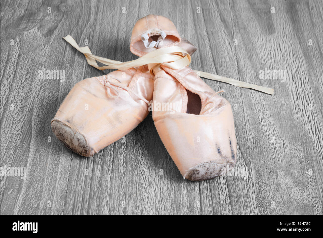 Vecchio usato ballet pointe scarpe vintage sfondo di legno Foto Stock