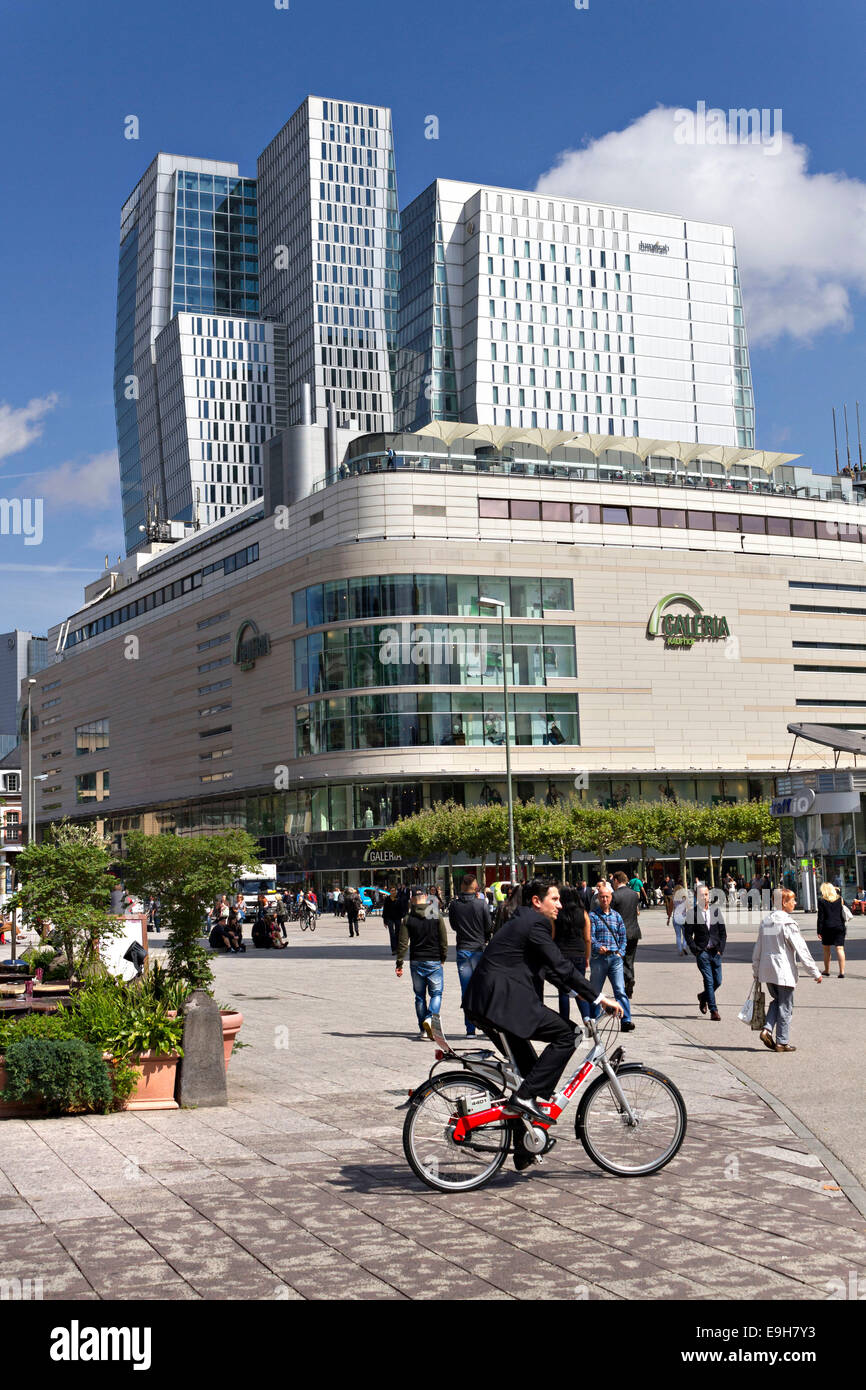 Hauptwache square con la moderna architettura skyscraper, Frankfurt am Main, Hesse, Germania, Europa. Foto Stock