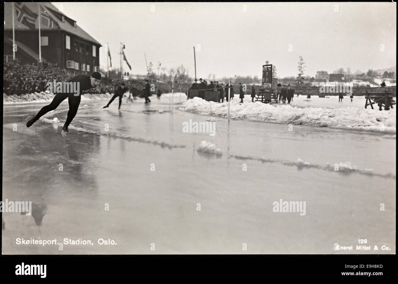 Questa fotografia mostra un evento di sport invernali al Frogner Stadion di Oslo, Norvegia. L'immagine probabilmente cattura un evento di pattinaggio durante la stagione invernale, riflettendo la popolarità degli sport invernali in Norvegia. Foto Stock