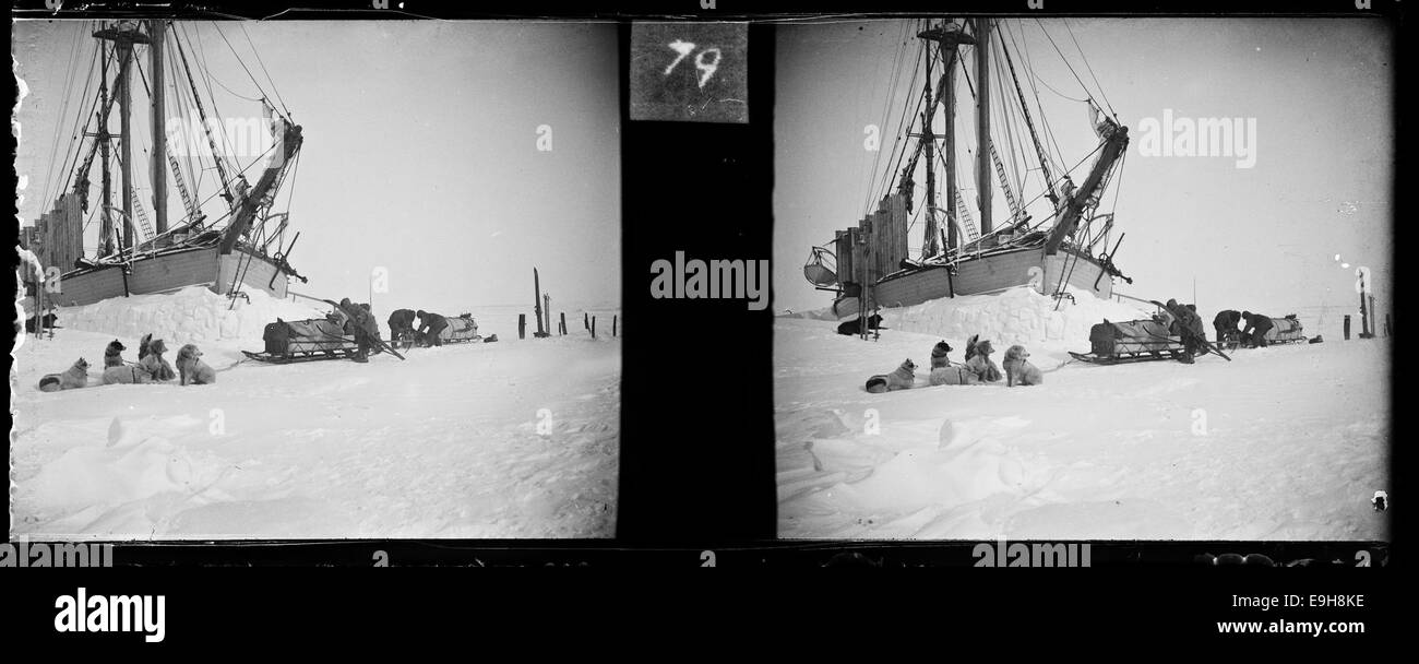 Una fotografia che mostra le slitte preparate per la spedizione Maud guidata da Harald Ulrik Sverdrup e Paul Knudsen, con l'obiettivo di esplorare il passaggio a nord-est. L'immagine evidenzia l'uso di slitte trainate da cani, essenziali per le spedizioni polari. Foto Stock