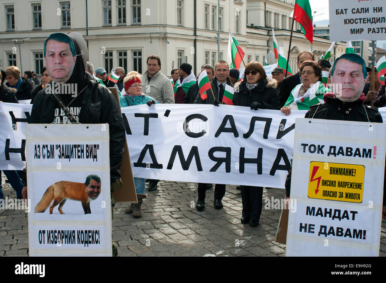 Sofia, Bulgaria. 27 ottobre, 2014. Oltre 500 persone da Dupnitsa e Kyustendil fase dimostrazione di fronte all'edificio del Parlamento a Sofia contro la decisione di dare Alexander Metodiev, noto come "Bat" Sali, dal movimento per i diritti e le libertà fondamentali (DPS), il diritto di rappresentare come MP per la regione elettorale. La protesta ha luogo il giorno della sessione di apertura del neoeletto Parlamento bulgaro. Credito: Hristo Vladev/Pacific Press/Alamy Live News Foto Stock