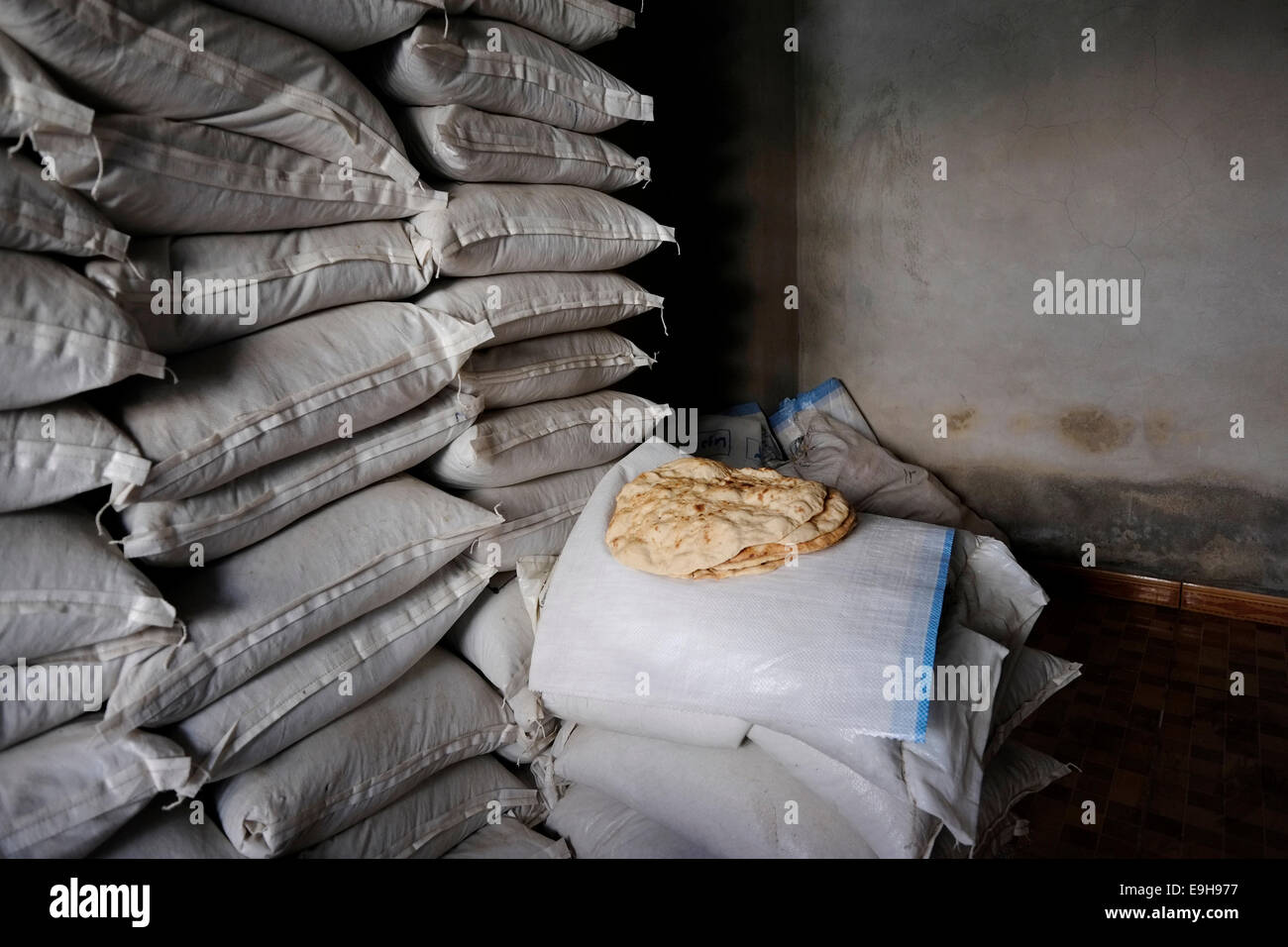 Flatbread tradizionale pane su sacchi di mais nella città di Al-Malikiyah anche chiamato Derek ( ) curda in Al Hasakah o distretto Hassakeh nella Siria settentrionale Foto Stock