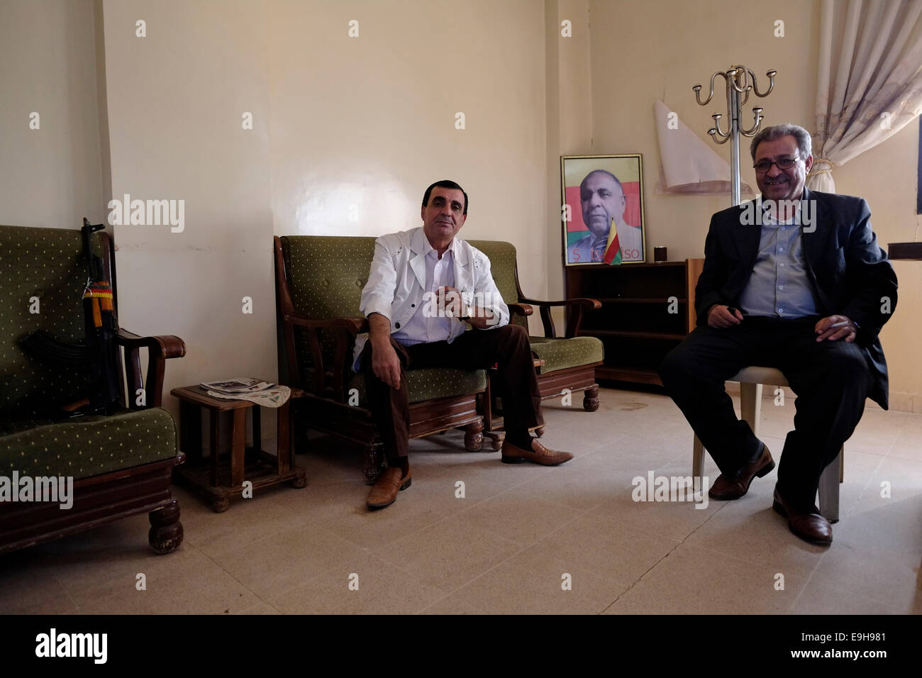 Uomini curda ubicazione presso l'ufficio dell'Unione democratica Party (PYD) nella città di Al-Malikiyah anche chiamato Derek ( ) curda in Al Hasakah o distretto Hassakeh nella Siria settentrionale Foto Stock