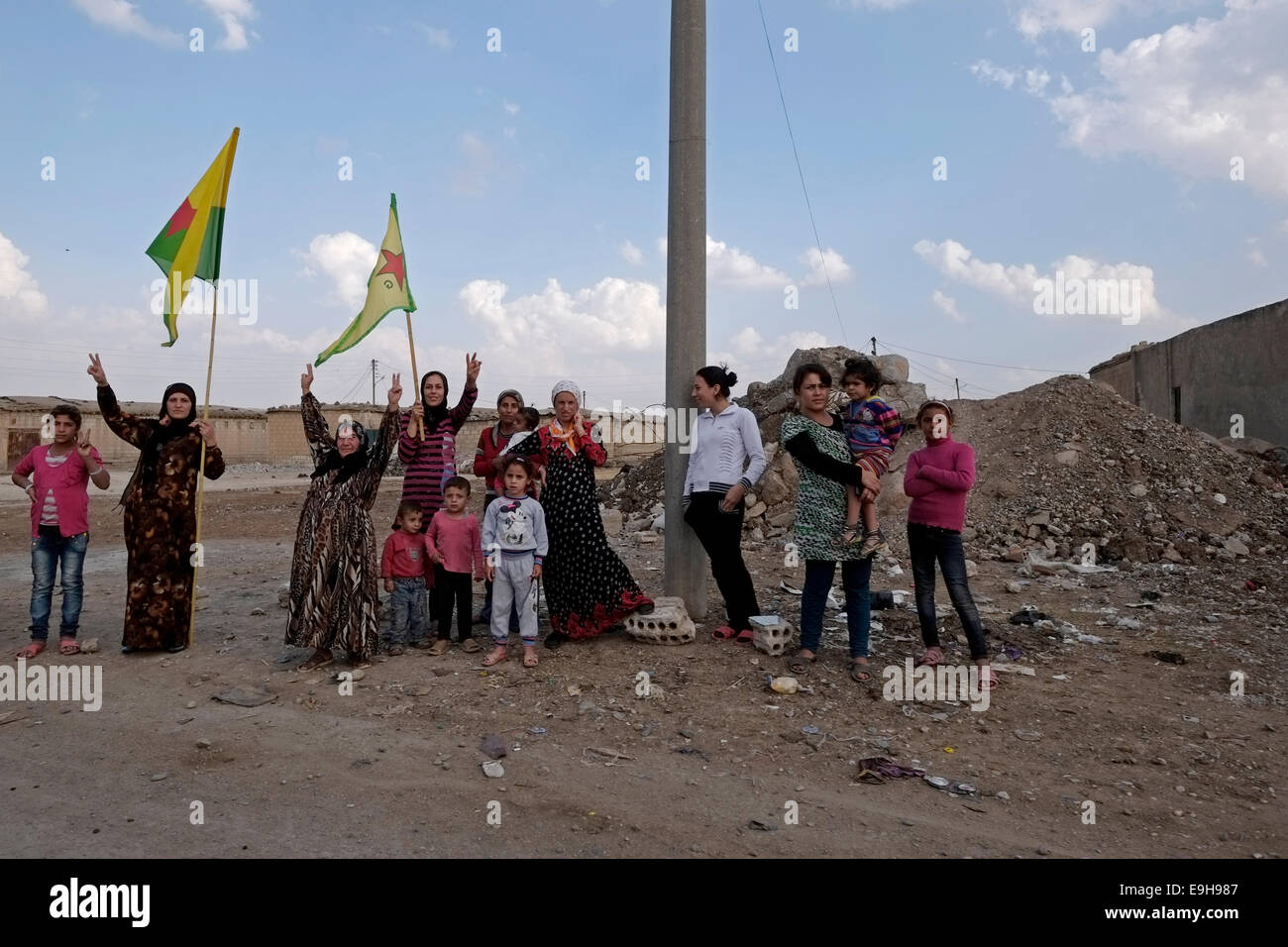 Donne curde facendo il segno della vittoria in Al Hasakah o Hassakeh nel quartiere Rojava de facto il curdo regione autonoma originari e costituito da tre auto-che disciplinano i cantoni nella Siria settentrionale Foto Stock