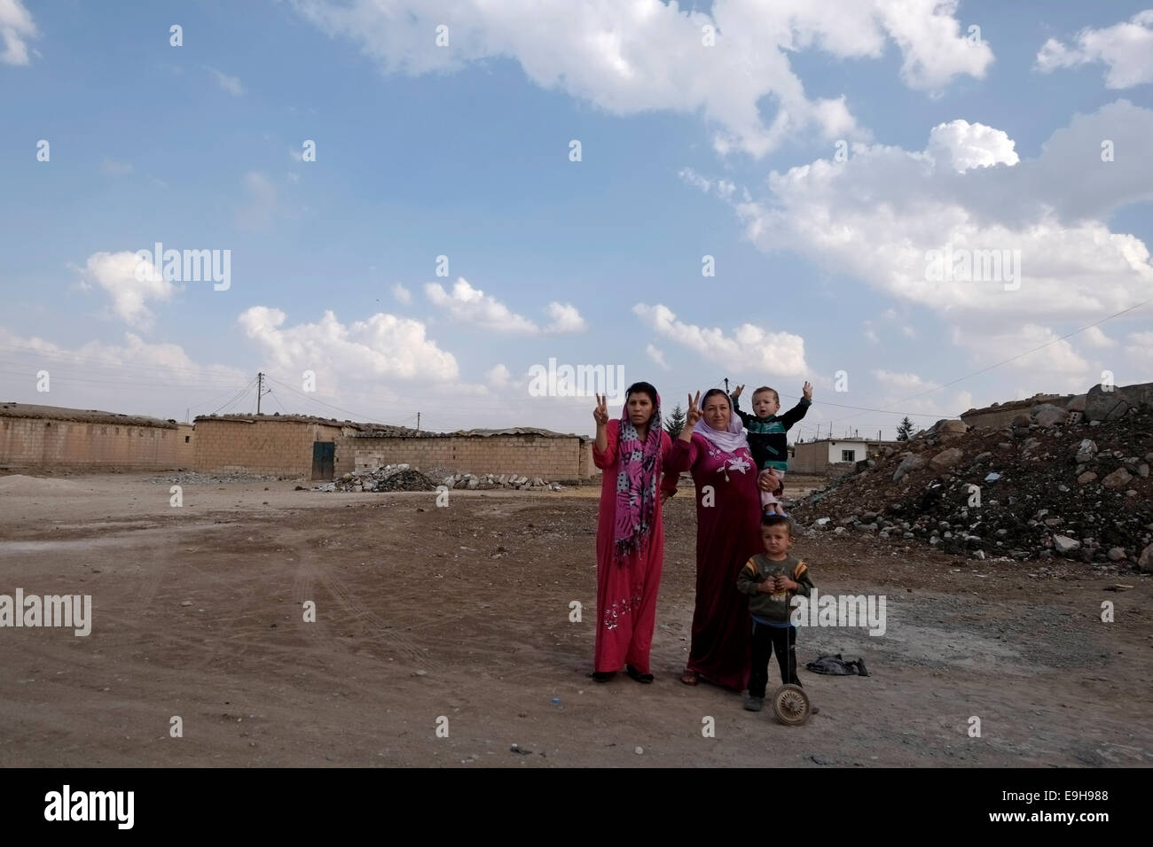 Donne curde facendo il segno della vittoria in Al Hasakah o Hassakeh nel quartiere Rojava de facto il curdo regione autonoma originari e costituito da tre auto-che disciplinano i cantoni nella Siria settentrionale Foto Stock