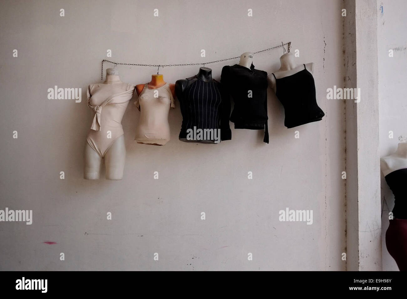 Manichini in un negozio di abbigliamento nella città di Al-Malikiyah anche chiamato Derek ( ) curda in Al Hasakah o distretto Hassakeh nella Siria settentrionale Foto Stock