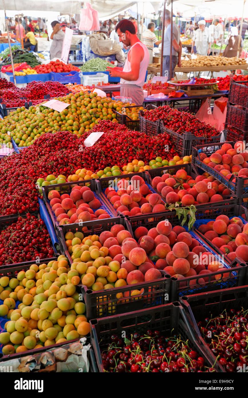 Venditore di frutta presso l'agricoltore&#39;s mercato, Manavgat, Provincia di Antalya, Turchia Foto Stock