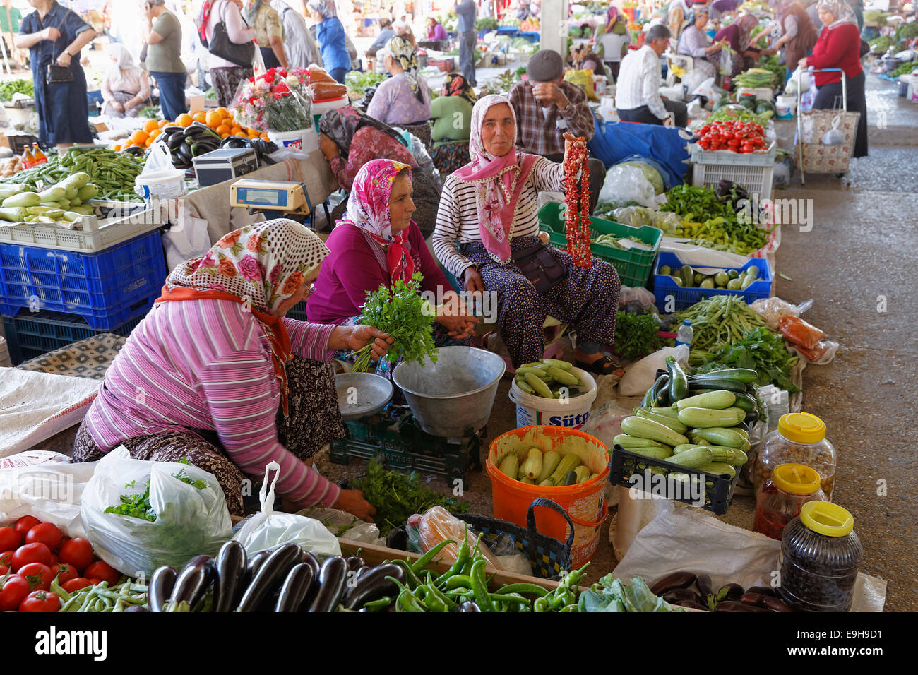 Mercato delle donne al mercato del contadino, Manavgat, Provincia di Antalya, Turchia Foto Stock