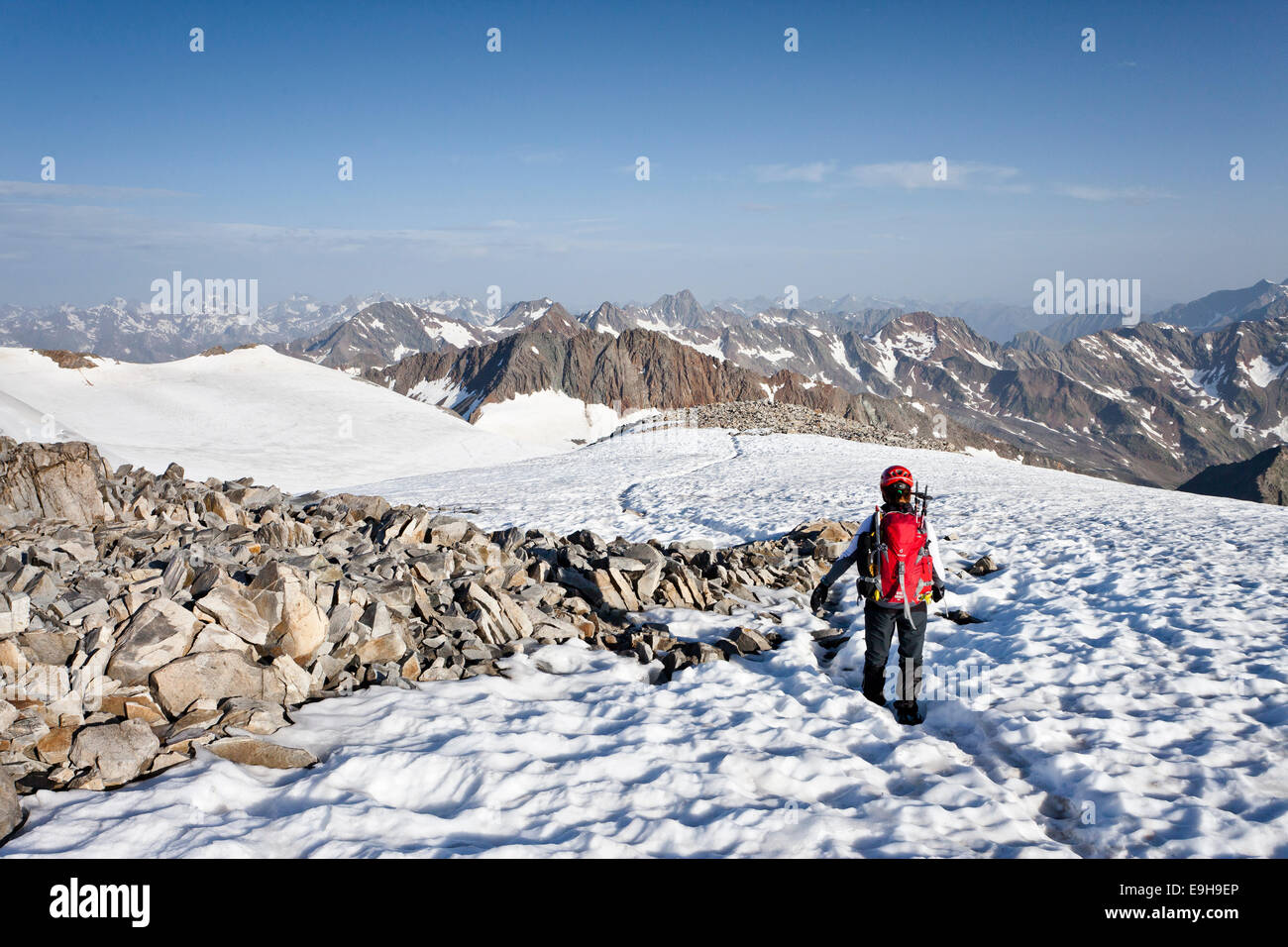 Alpinista sulla cima di Mt Wilder Pfaff, Alpi dello Stubai all indietro, Alto Adige, Trentino Alto Adige, Italia Foto Stock