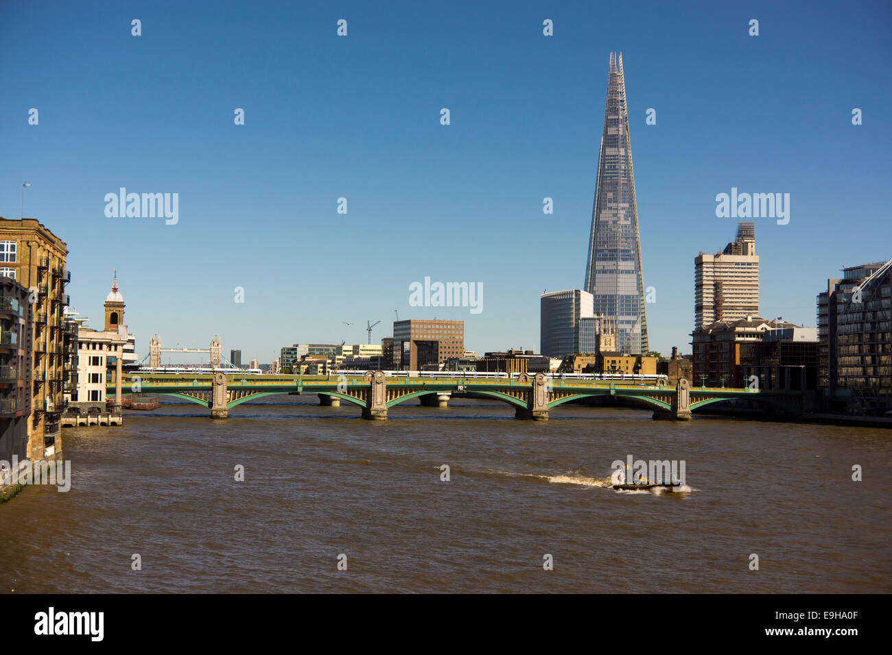 Il fiume Tamigi con 'l'Shard" o "disco di vetro' sul retro, Southwark, Londra, regione di Londra, England, Regno Unito Foto Stock