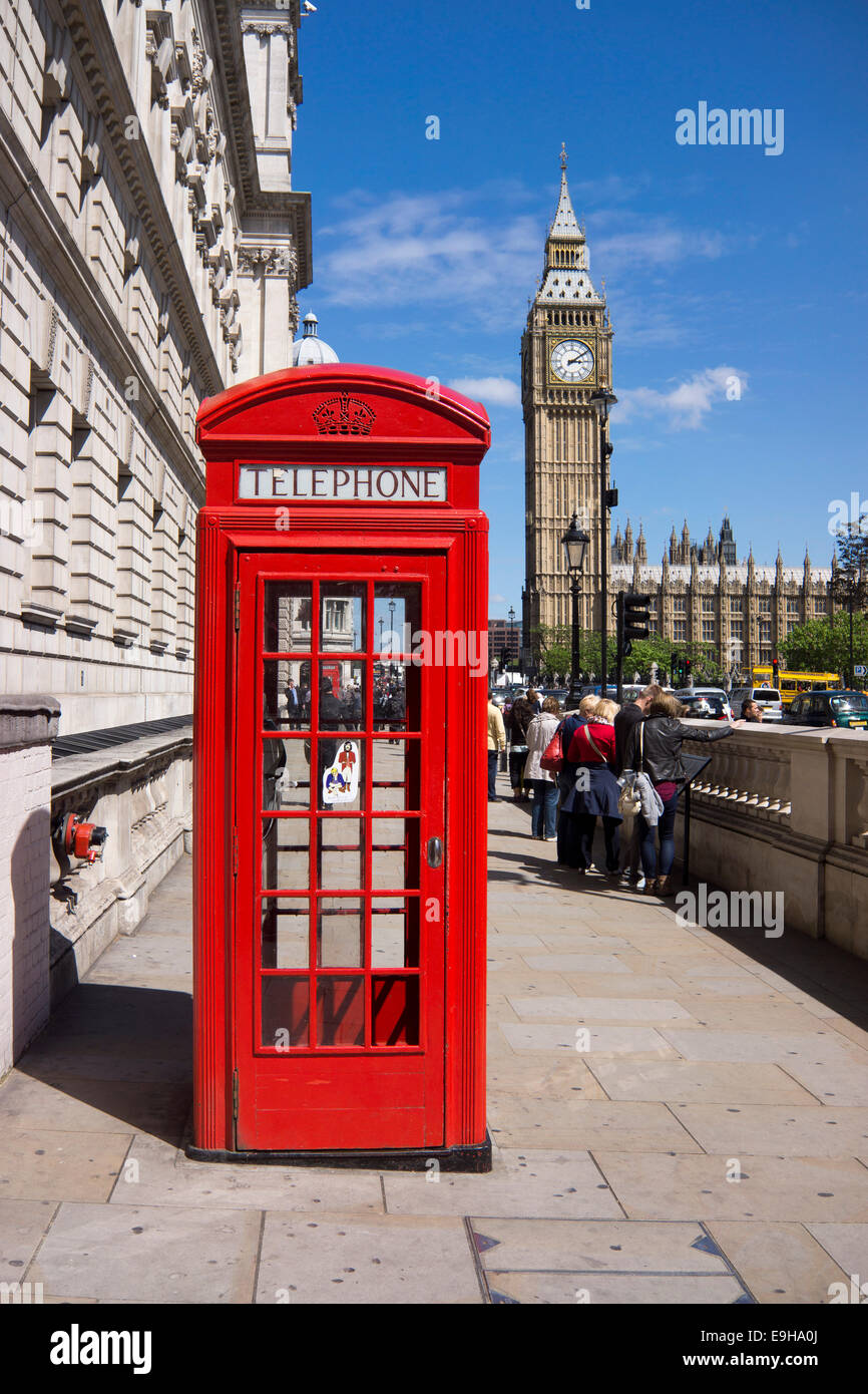 Telefono rosso scatola, Big Ben o Elisabetta La Torre sul retro, Londra, regione di Londra, England, Regno Unito Foto Stock
