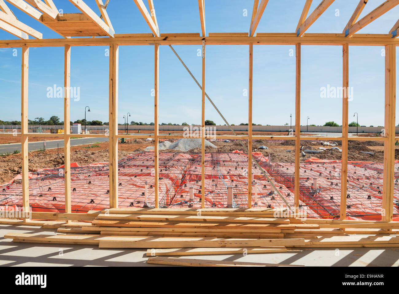 Sito in costruzione preparazione per la fondazione e home il framing contro un cielo blu. Foto Stock
