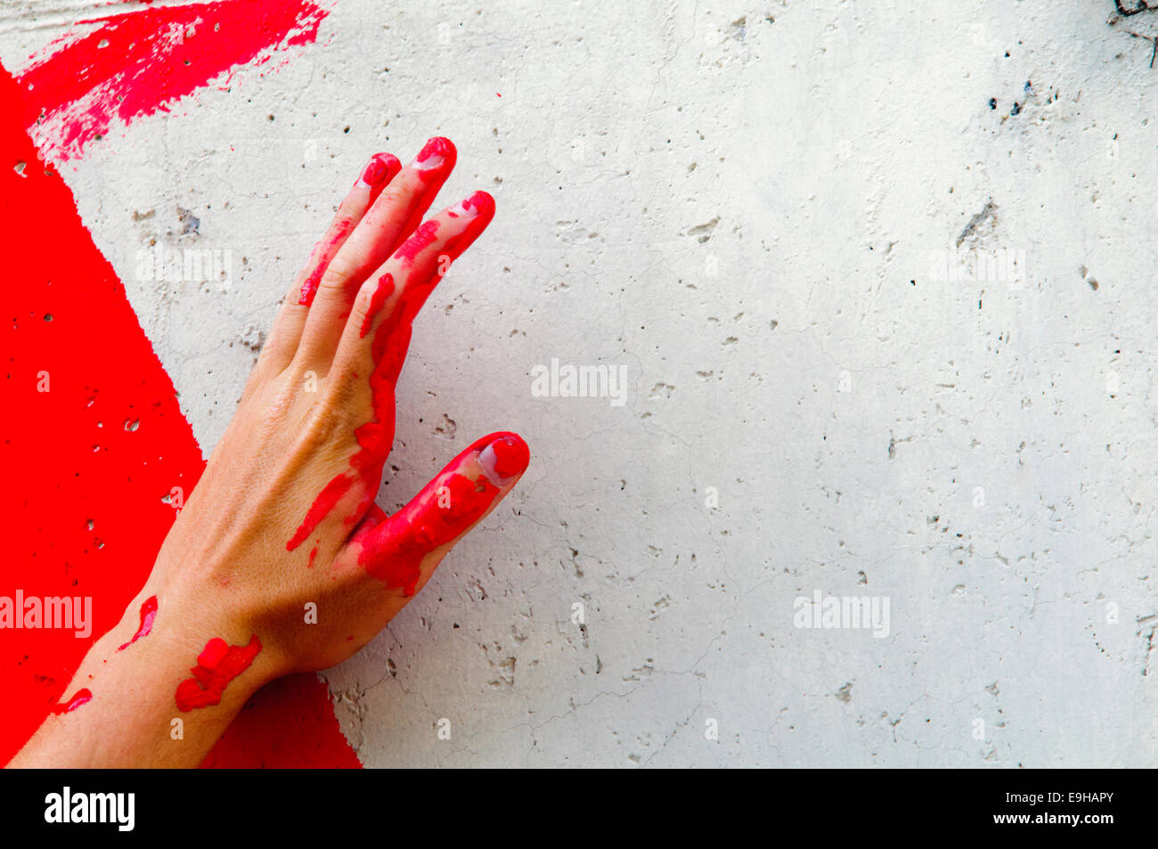 Le mani umane colorate di rosso Foto Stock