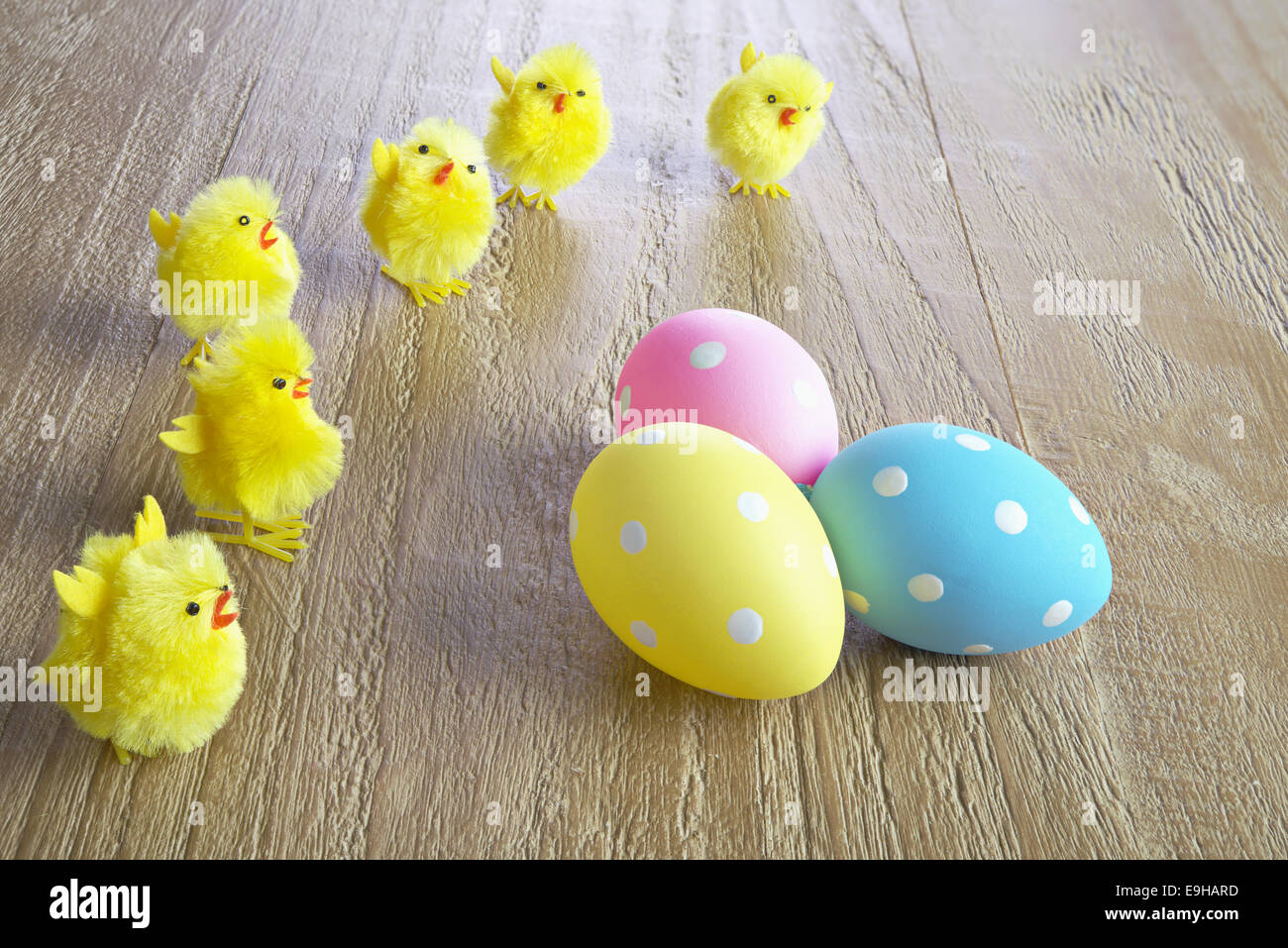 Multicolore di uova di pasqua e polli su sfondo di legno Foto Stock