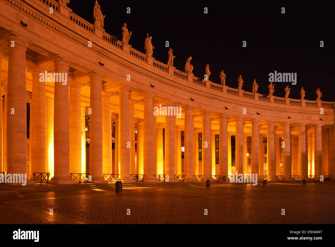 Al Colonnato di Piazza San Pietro e la Città del Vaticano, Vaticano, Roma, Italia Foto Stock
