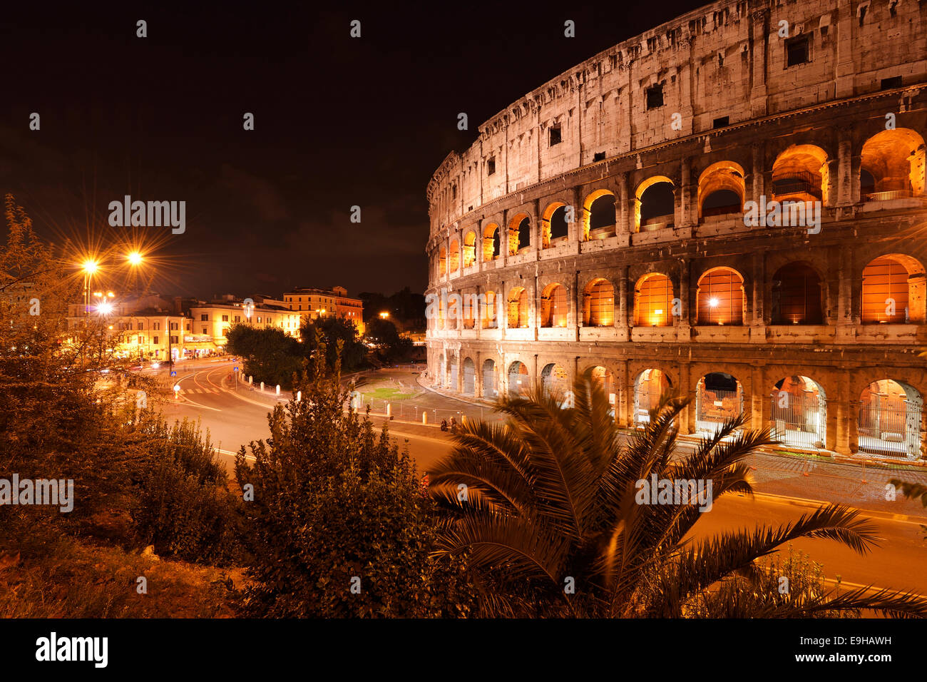 Colosseo illuminato di notte, Roma, Italia Foto Stock