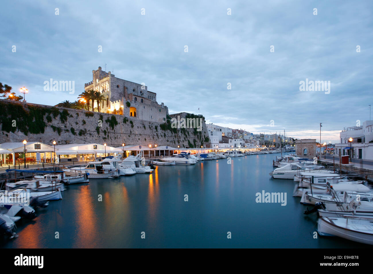 Il municipio e il porto, Ciutadella, Minorca, Isole Baleari, Spagna Foto Stock