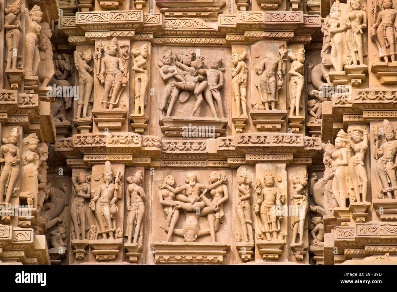 Rilievo raffiguranti scene erotico, Kandariya Mahadeva Temple, Gruppo occidentale, Khajuraho Gruppo di Monumenti Foto Stock