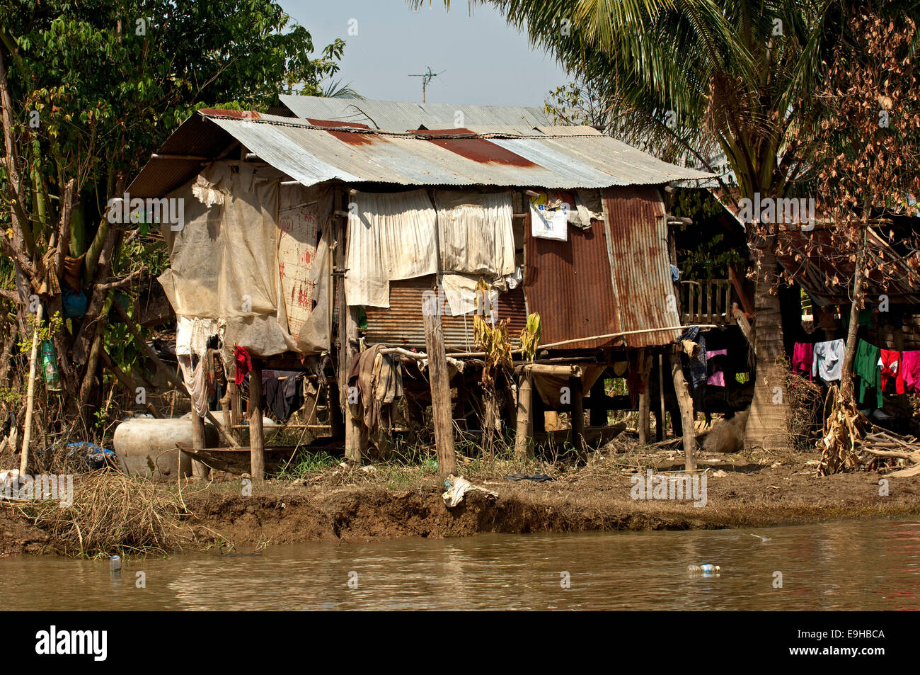 Shack, ferro corrugato rifugio al fiume Sangker, nei pressi di Battambang, Battambang Provincia, Cambogia Foto Stock