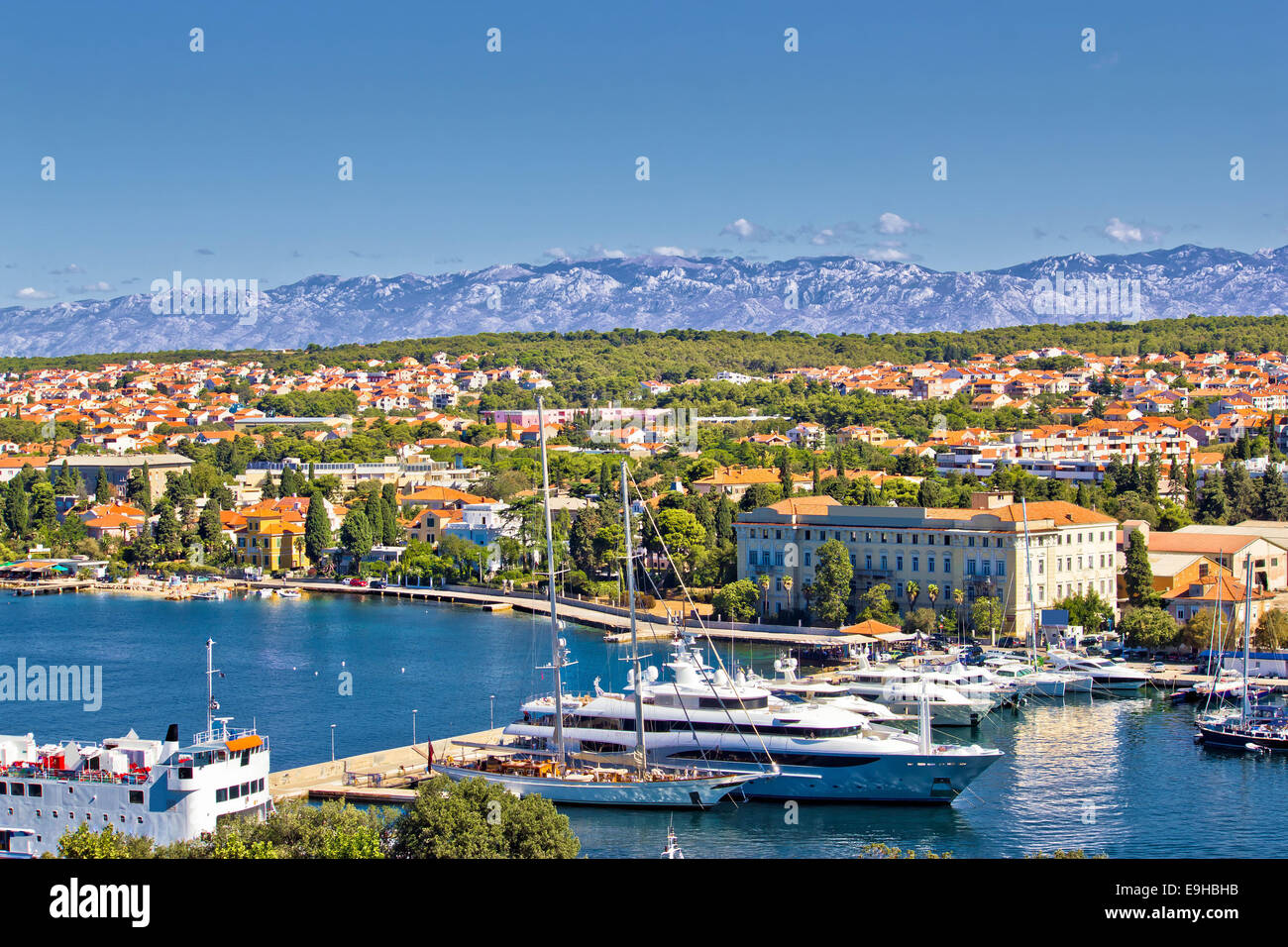 Città di Zadar Harbour e la montagna di Velebit Foto Stock
