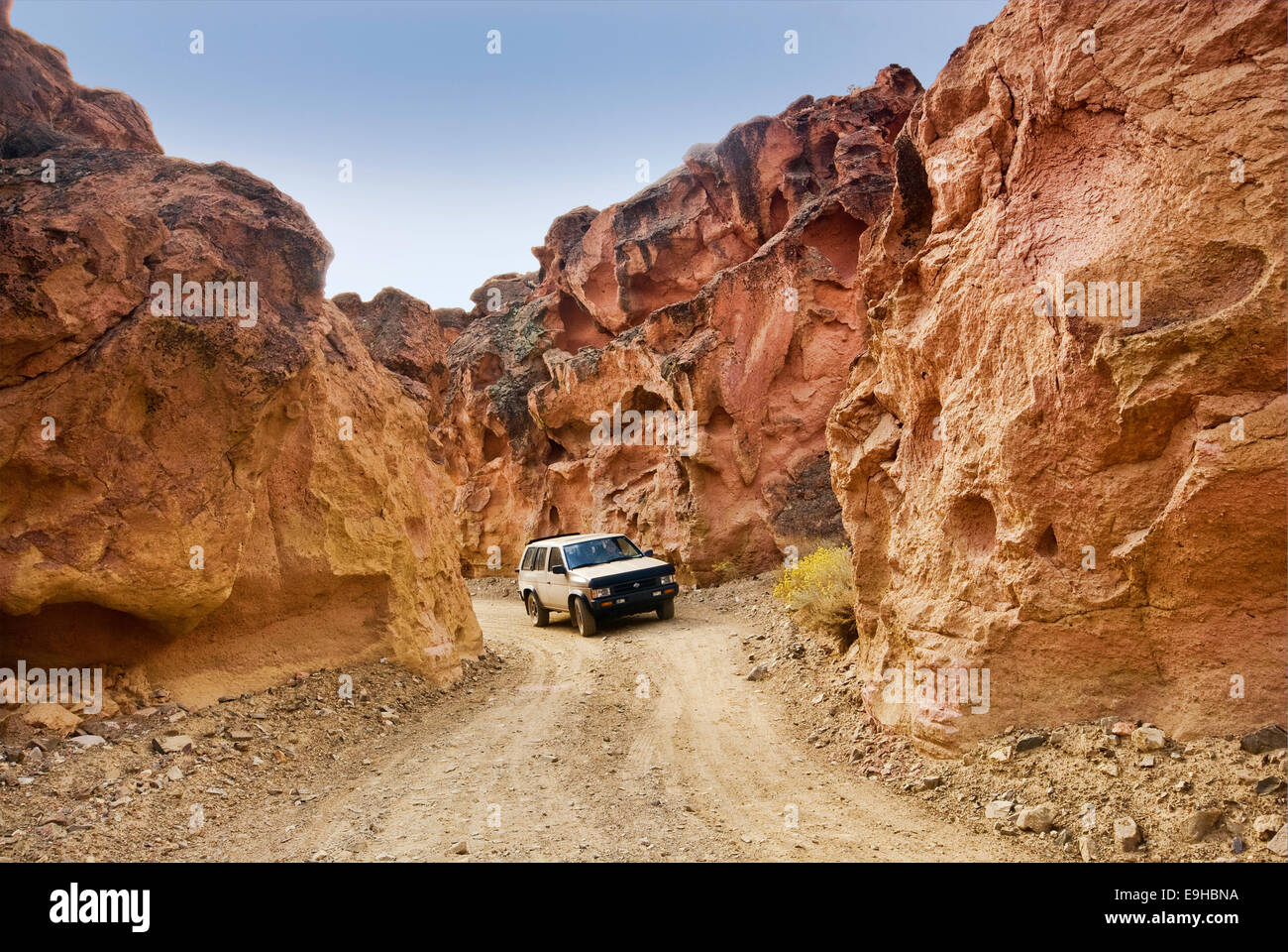 Strada al Red Rock Canyon, Deserto Mojave, nord del Vescovo, CALIFORNIA, STATI UNITI D'AMERICA Foto Stock