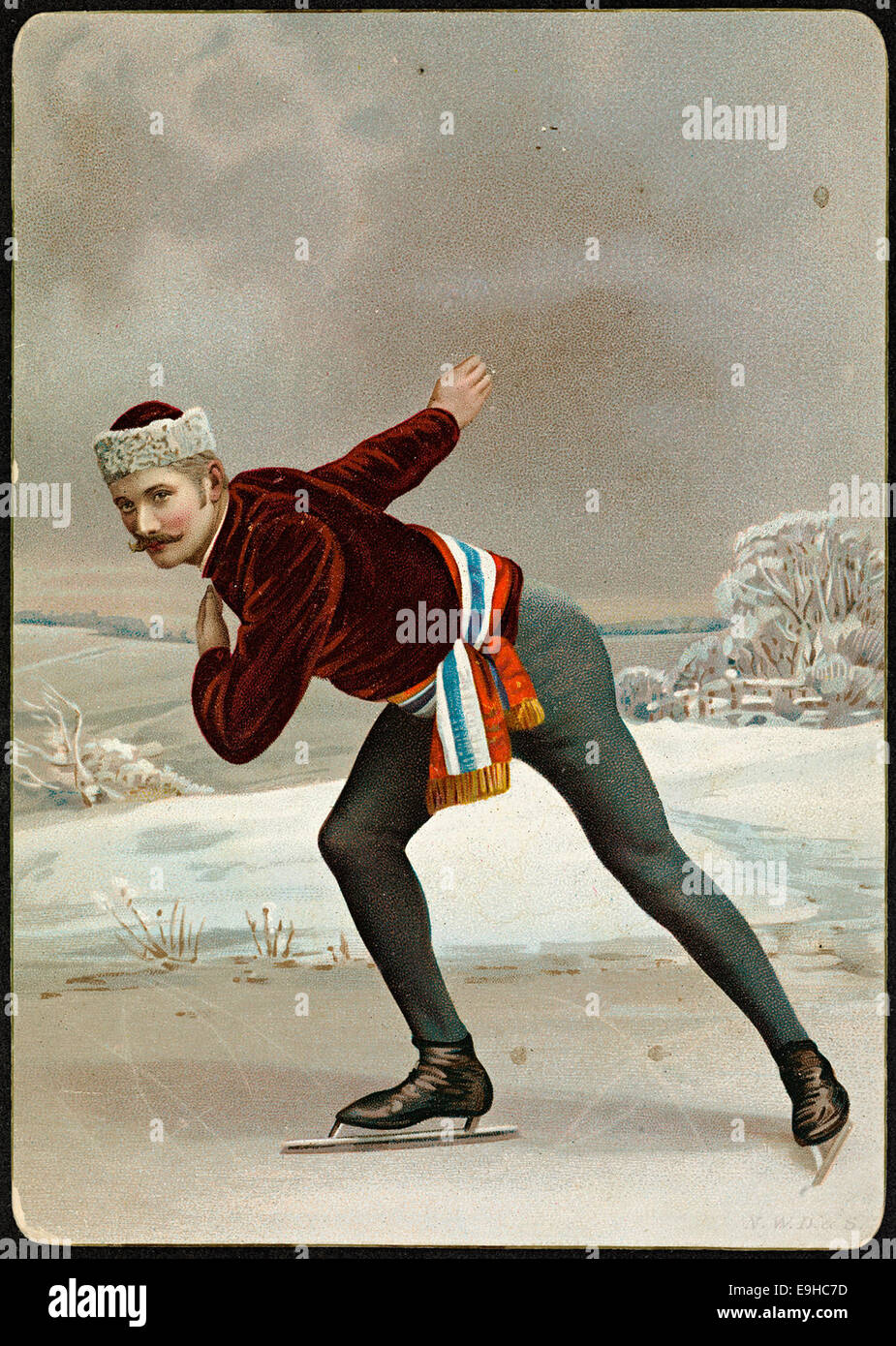 Una fotografia vintage di un uomo non identificato che pattina sul ghiaccio, con la bandiera norvegese sullo sfondo. L'immagine cattura lo sport invernale del pattinaggio su ghiaccio, mostrando il movimento dell'atleta sul ghiaccio. Foto Stock