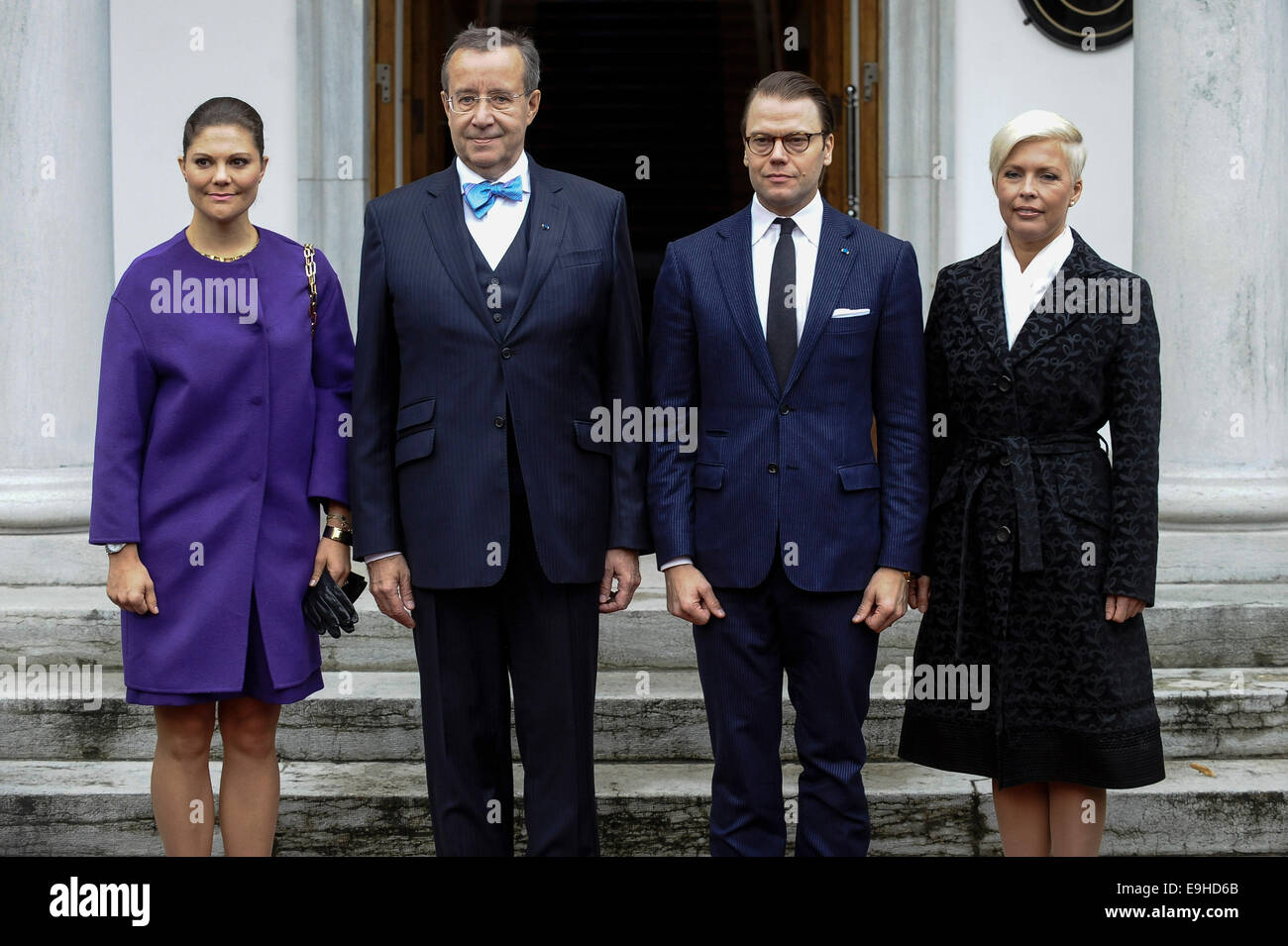 Tallinn, Estonia. 28 ott 2014. HRH Corona Svedese Principessa Victoria, in Estonia il Presidente Ilves, principe svedese Daniel e dell'Estonia first lady Evelin Ilves posano per una foto di gruppo presso il President Palace a Tallinn su 28 Ottobre, 2014. HRH corona svedese Principessa Victoria e S.A.R. il principe Daniel ha iniziato una due giorni di visita ufficiale in Estonia Dal 28 ottobre. Credito: Sergei Stepanov/Xinhua/Alamy Live News Foto Stock
