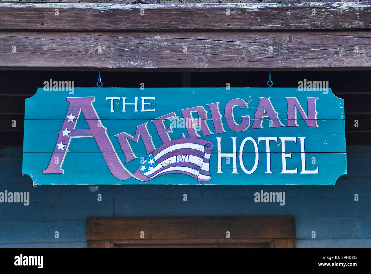 Segno a abbandonato American hotel in Cerro Gordo ghost town, Cerro Gordo Road, Inyo montagne oltre Owens Valley, California, Stati Uniti d'America Foto Stock