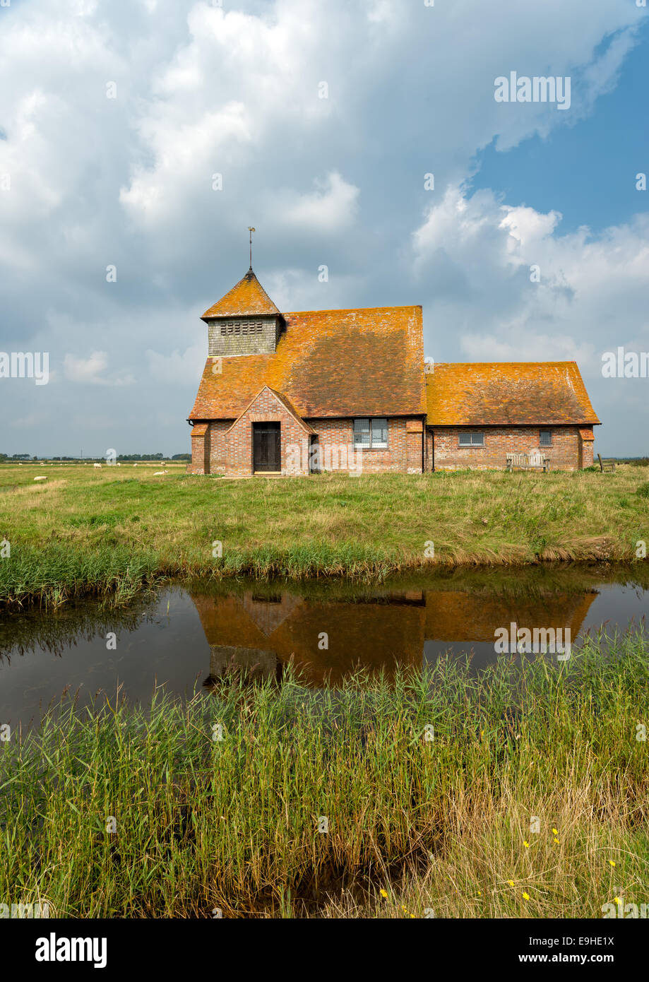 Un paesaggio inglese chiesa a Romney Marsh nel Kent Foto Stock
