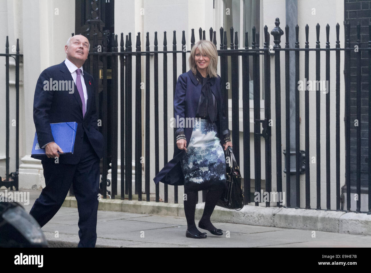 Londra, Regno Unito. 28 ottobre, 2014. Iain Duncan Smith Segretario per le pensioni e le opere e Esther McVey ministro per l'occupazione arriva a Downing Street per il settimanale di armadio a Downing Street London Credit: amer ghazzal/Alamy Live News Foto Stock