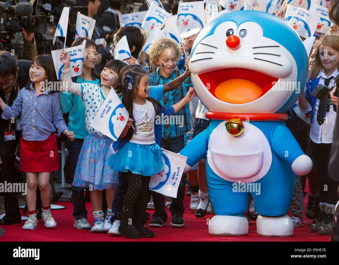 Tokyo, Giappone. 23 ott 2014. Cartoon giapponesi personaggio Doraemon assiste il tappeto rosso cerimonia di apertura durante il ventisettesimo Tokyo International Film Festival nel centro di Tokyo. © AFLO/Alamy Live News Foto Stock