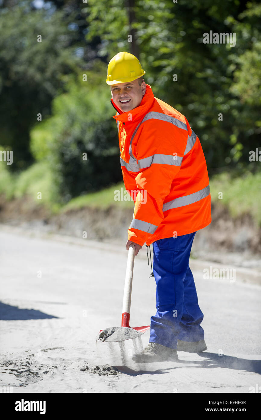 Lavoratore edile con la pala in mano Foto Stock