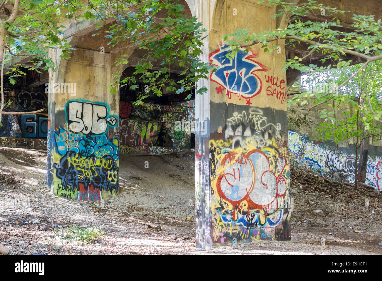 Graffiti su un cavalcavia sopra la abbandonato incolto Rockaway Beach ramo della LIRR di Forest Park nel Queens a New York Foto Stock