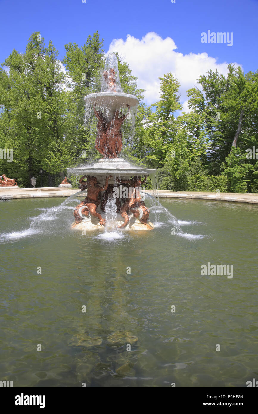 Una fontana e un laghetto Foto Stock