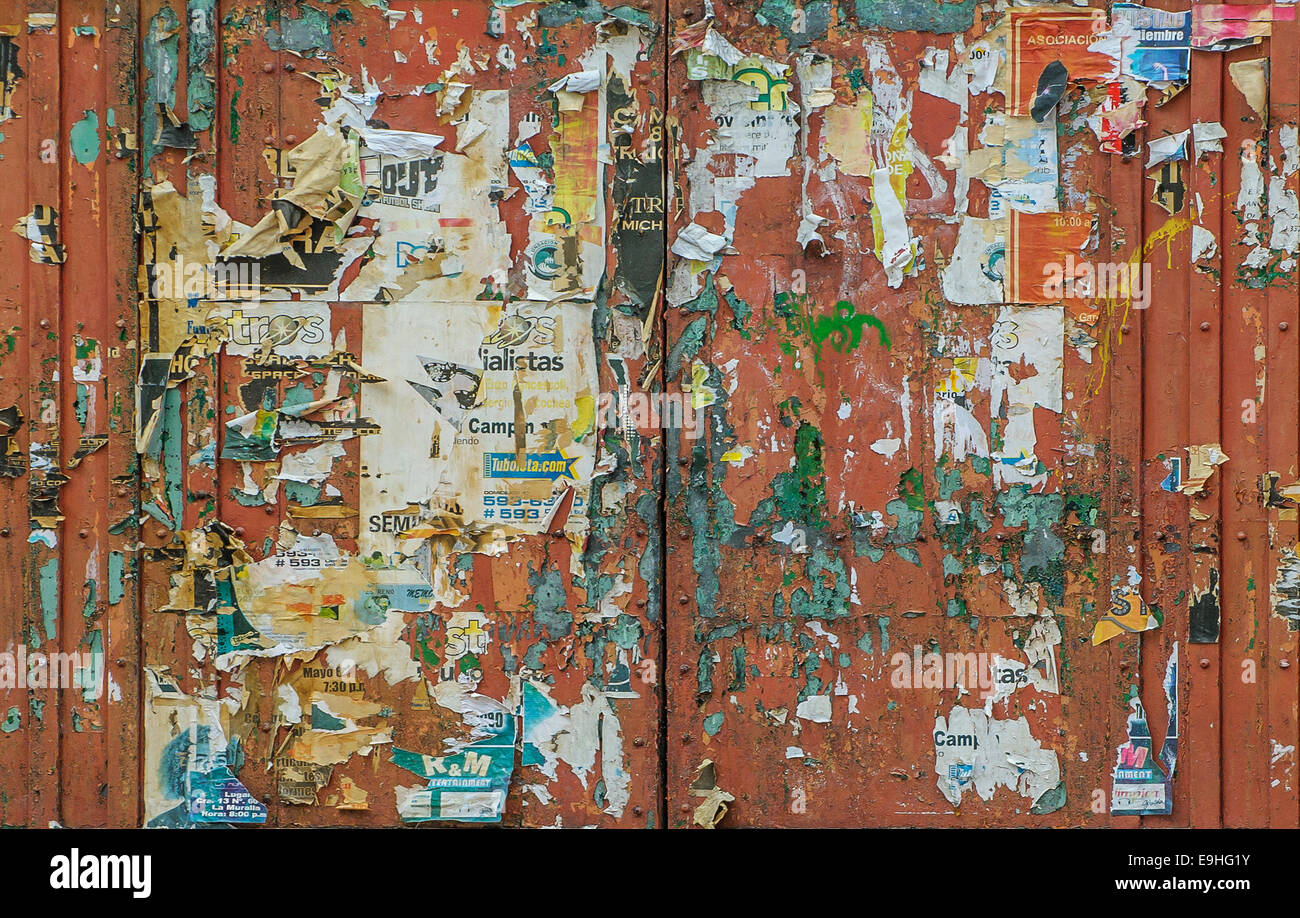 Strappata cartelli pubblicitari Foto Stock