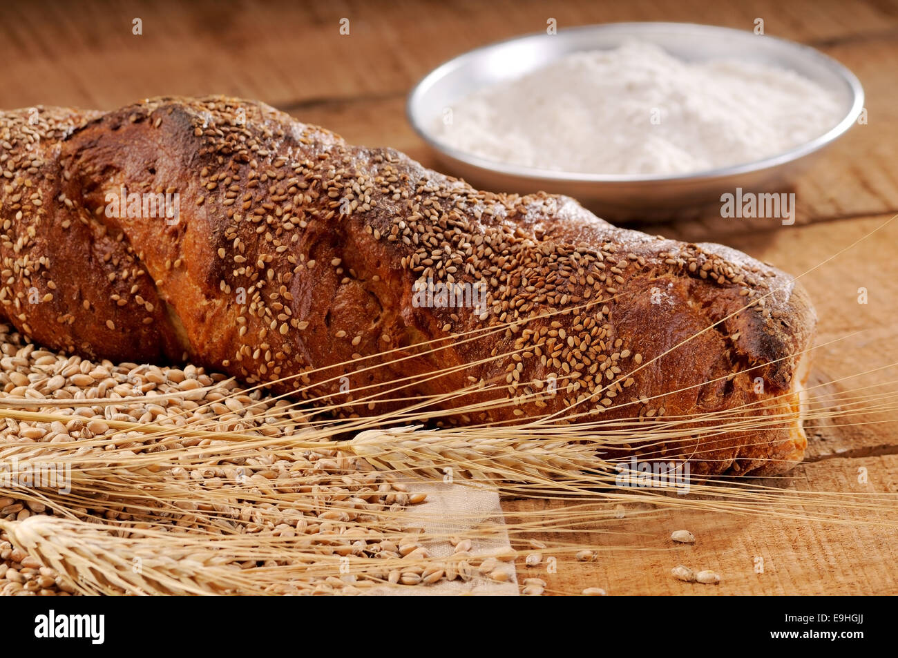 Appena sfornato il pane croccante, cotta nel tradizionale forno a legna Foto Stock