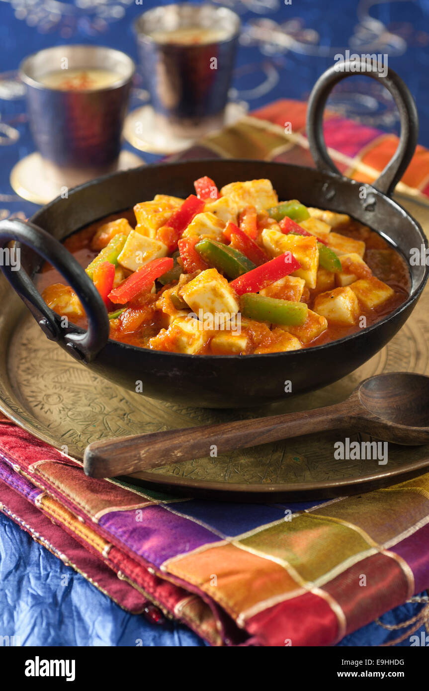 Il Paneer jalfrezi. Curry vegetariano con formaggio indiano, pomodori e peperoni. Foto Stock